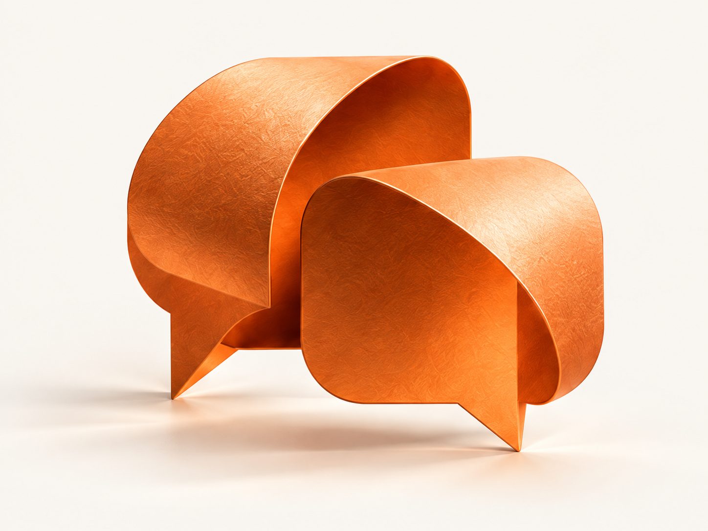 Escultura laranja de dois balões de conversa, representando o contato com a Plenex.