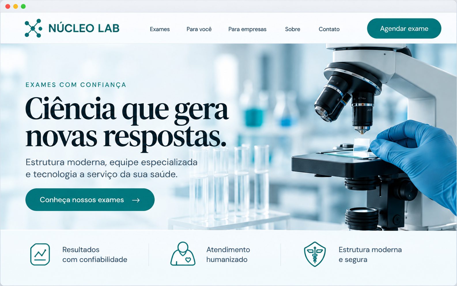 Preview ilustrativo do site fictício Núcleo Lab, com microscópio e interface branca e verde-azulada.